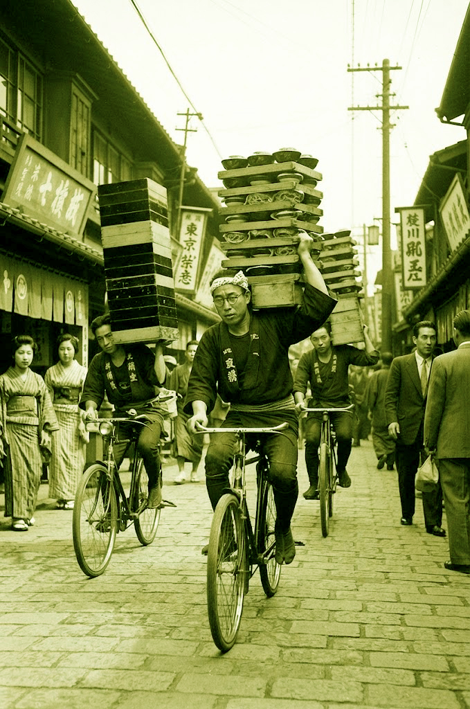 Điệu nghệ giao mỳ soba bằng xe đạp ở Nhật Bản. Dù chồng mỳ có cao đến mấy, những demae vẫn xử lý tuyệt diệu, đi chậm đi nhanh, sắp hàng, đổi vai, chất thêm tùy ý