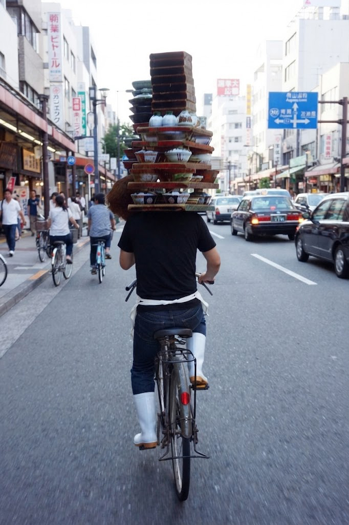 Điệu nghệ giao mỳ soba bằng xe đạp ở Nhật Bản. Cảnh phía sau một demae