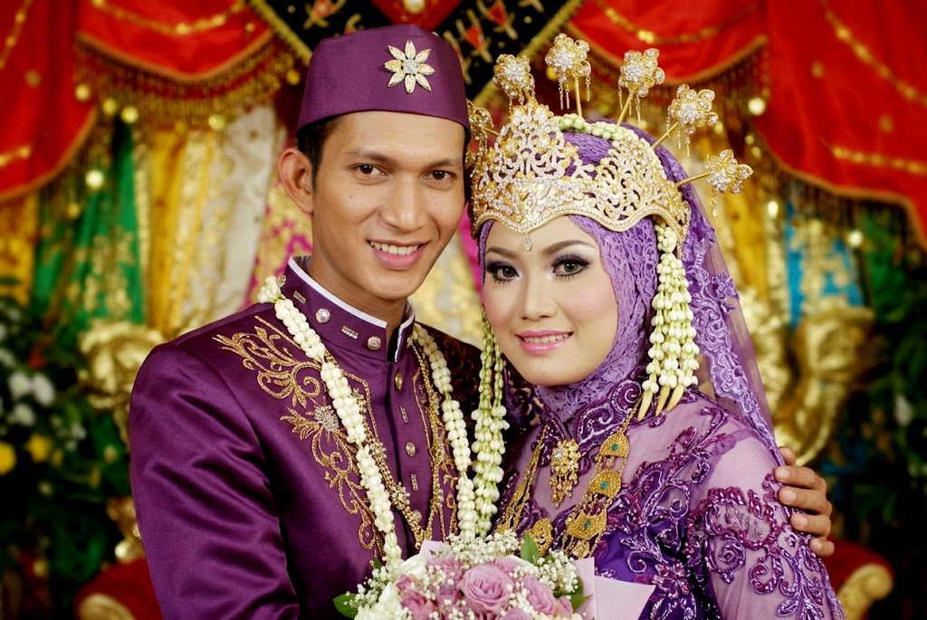 Rực rỡ sắc màu áo cưới châu Á- Áo cưới Indonesia