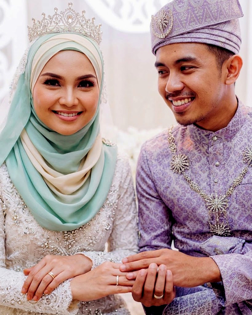 Rực rỡ sắc màu áo cưới châu Á- Áo cưới Malaysia
