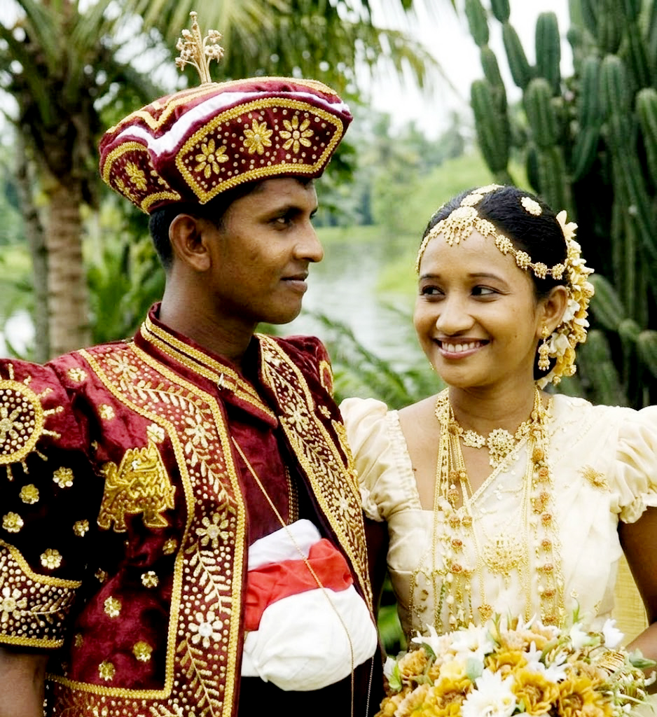Rực rỡ sắc màu áo cưới châu Á- Áo cưới Sri Lanka