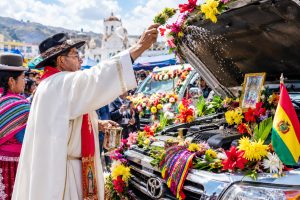 Tưng bừng lễ cầu phúc cho xe cộ tại Bolivia